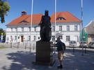 2023-07-09 Rogoźno, rynek, ratusz i pomnik króla Przemysława II.